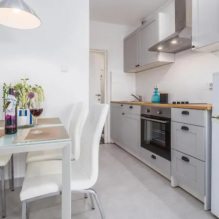 1 Bedroom Front In *